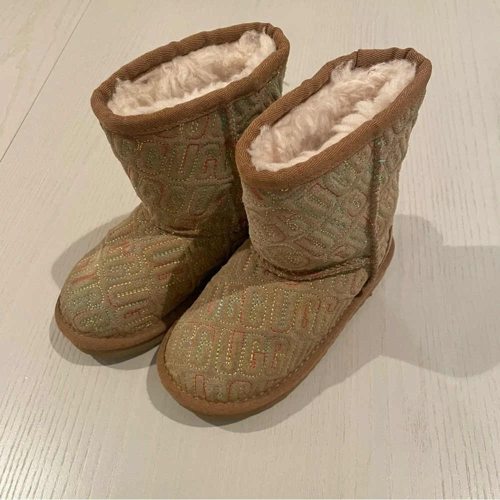 UGG Kids' Classic II Graphic Stitch boots 9